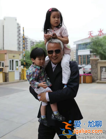 張庭兒女現(xiàn)身為林瑞陽慶生!弟弟林秉翰近照曝光，全家移民新加坡