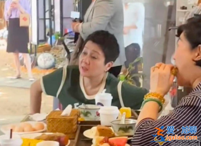 梁安琪與百億名媛聚會，站最角落被搶風頭，淡妝美貌出眾