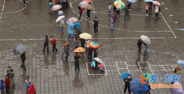 學(xué)生校外淋雨等待開門，學(xué)校不到點(diǎn)不讓進(jìn)校園[校外淋雨]？