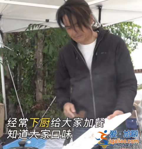 周潤發捐款56億是真的嗎?盤腿坐水泥地皮膚黝黑老太多 周潤發捐款56億是真的嗎?盤腿坐水泥地皮膚黝黑老太多