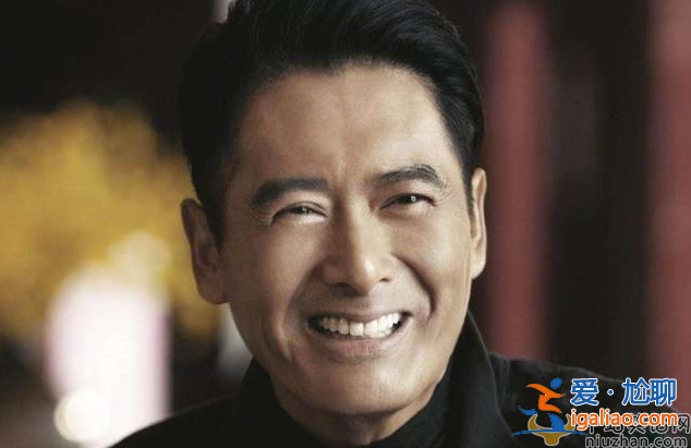 周潤發捐款56億是真的嗎?盤腿坐水泥地皮膚黝黑老太多 周潤發捐款56億是真的嗎?盤腿坐水泥地皮膚黝黑老太多