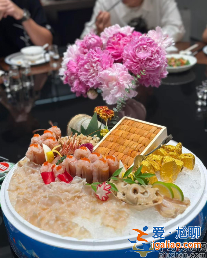吳啟華在富婆豪宅中慶生，穿千元短袖笑容拘謹