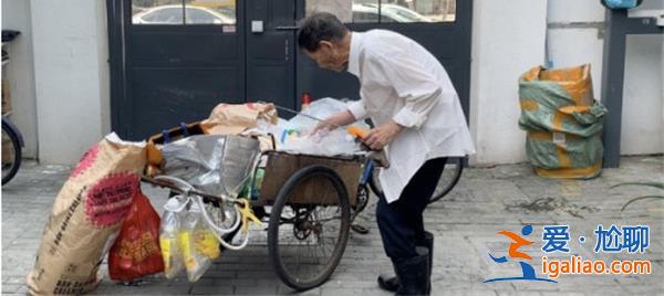 老伴走后第2天浙大老教師又去撿垃圾，這才是大愛無疆[撿垃圾]？