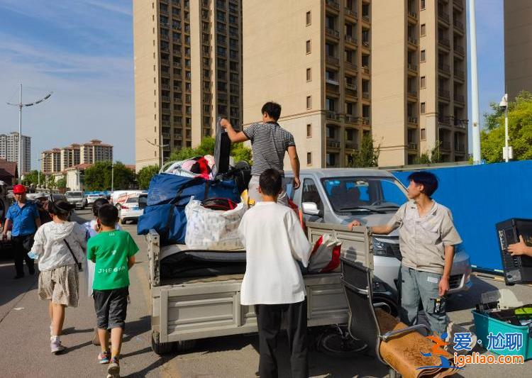 搬空調彩電、從高樓放繩子順家當……路面開裂后天津一小區業主連夜“搬家”？
