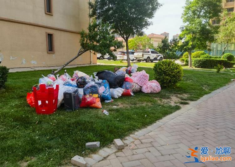 搬空調彩電、從高樓放繩子順家當……路面開裂后天津一小區業主連夜“搬家”？