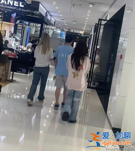 王思聰近況曝光!戴2300萬名表逛奢侈品店，身旁又換倆美女