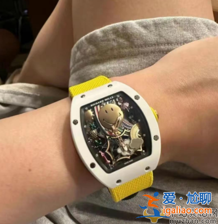 王思聰近況曝光!戴2300萬名表逛奢侈品店，身旁又換倆美女