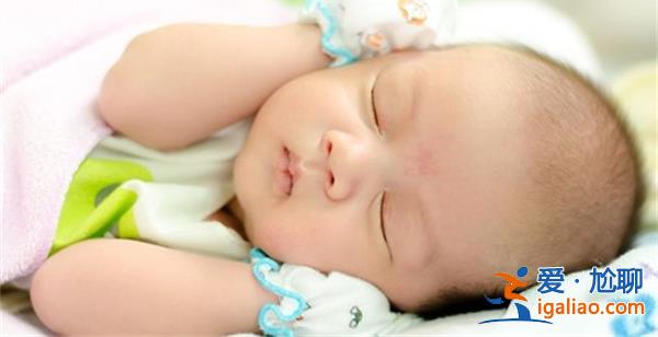 男子嘴貼保鮮膜忍不住親親寶寶，這就是保鮮膜下的一種父愛[一種父愛]？