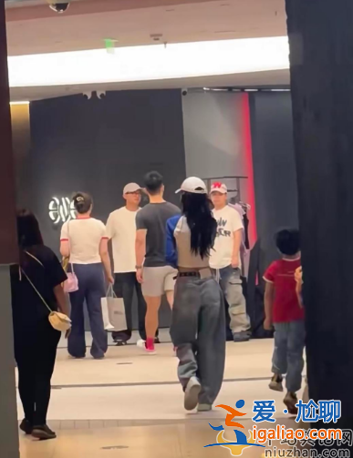 Baby近況曝光!獨自帶娃逛街，黃曉明忙和女友約會