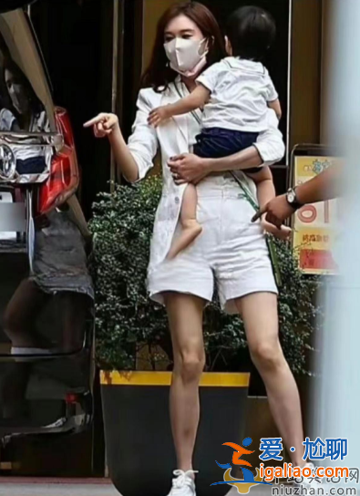 林志玲一家三口罕見同框!暴瘦明顯腿上淤青矚，1歲兒子首露面