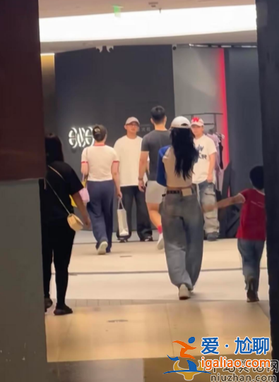 Baby近況曝光!獨自帶娃逛街，黃曉明忙和女友約會