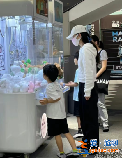 Baby近況曝光!獨自帶娃逛街，黃曉明忙和女友約會