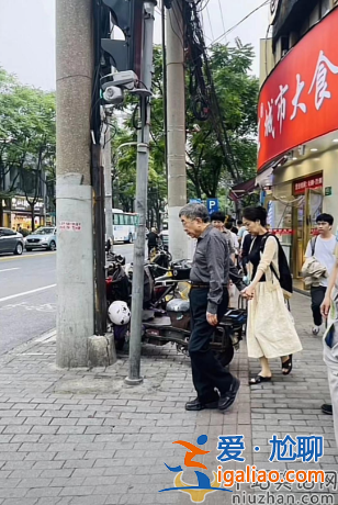 余秋雨夫婦罕見現身！手牽手低調逛街男方頭發花白惹圍觀