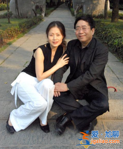余秋雨夫婦罕見現身！手牽手低調逛街男方頭發花白惹圍觀