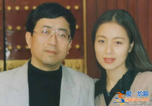 余秋雨夫婦罕見現身！手牽手低調逛街男方頭發花白惹圍觀