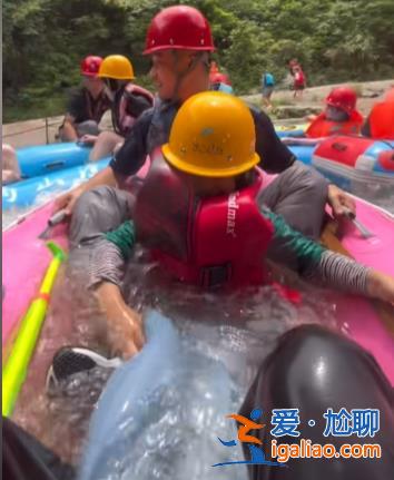 “差點淹死！全程靠自救 根本沒人管”湖南一景區漂流船傾翻多人受傷？