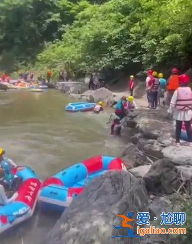“差點淹死！全程靠自救 根本沒人管”湖南一景區漂流船傾翻多人受傷？