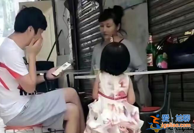 王大治董潔結(jié)婚了嗎?攜妻女看廉價房被嘲