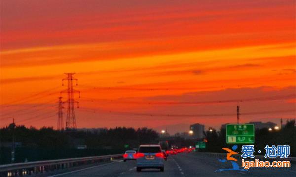 北京現(xiàn)橙粉晚霞，天空如油畫美麗至極[現(xiàn)橙粉晚霞]？