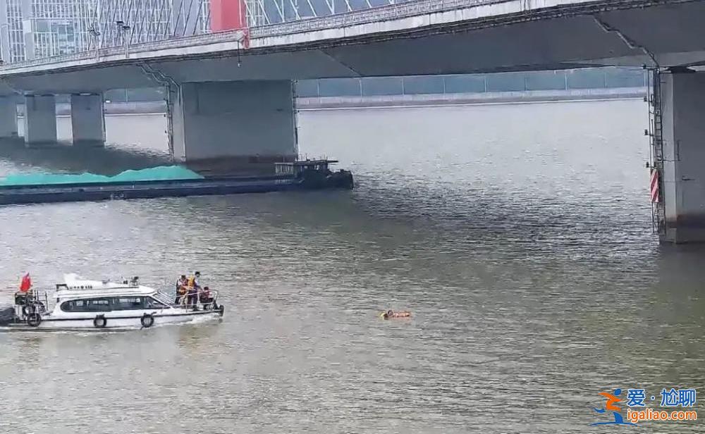 杭州外賣小哥跳下高橋救人 醫(yī)院檢查出現(xiàn)胸椎壓縮性骨折？