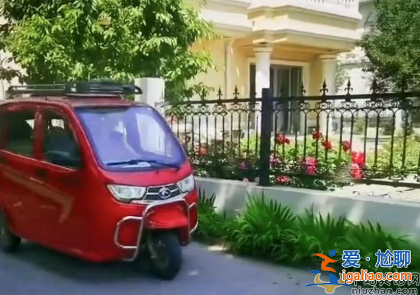 演員謝寧開老頭樂攬客，戴草帽穿汗衫毫無架子