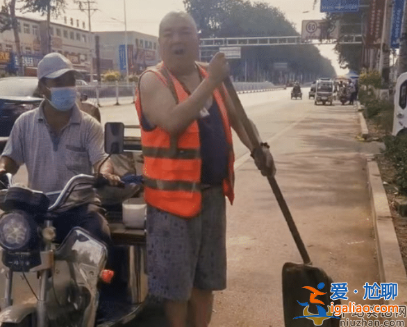 演員謝寧開老頭樂攬客，戴草帽穿汗衫毫無架子