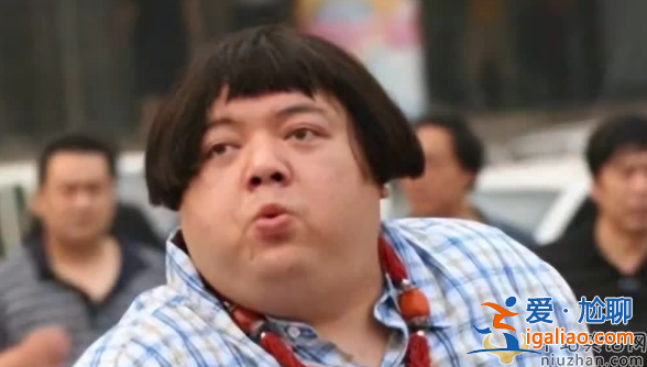 演員謝寧開老頭樂攬客，戴草帽穿汗衫毫無架子