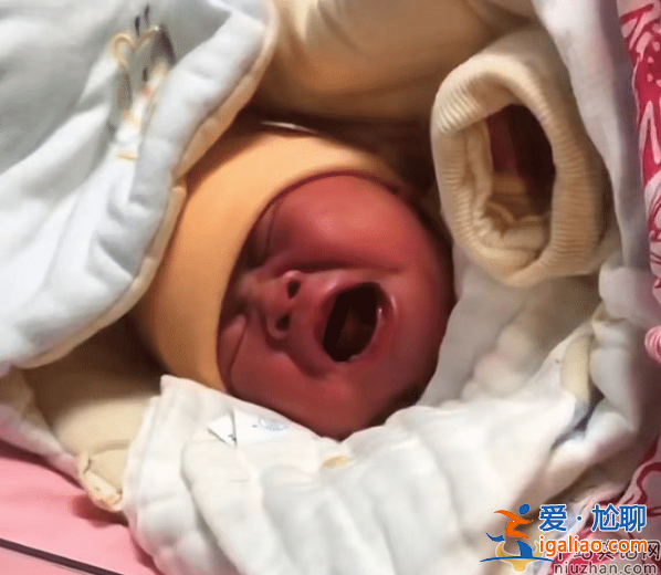 演員謝寧開老頭樂攬客，戴草帽穿汗衫毫無架子