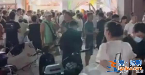 2家水果店斗氣式競爭免費送榴蓮做法極端[做法極端]？