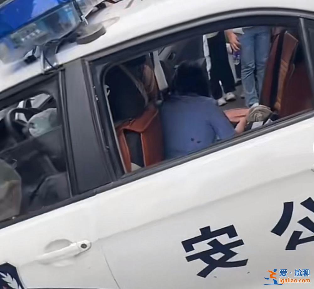 警車執勤中避讓出租車發生追尾 與多輛私家車相撞 警方回應？