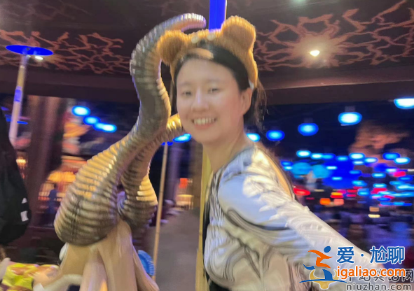 小彩旗近況曝光!和姨媽楊麗萍聚餐顯生疏，原因曝光太真實