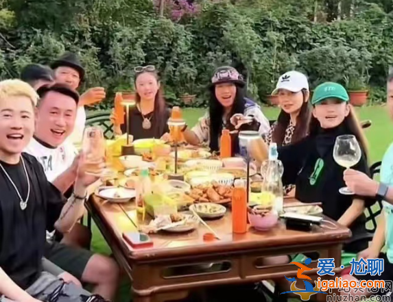 小彩旗近況曝光!和姨媽楊麗萍聚餐顯生疏，原因曝光太真實