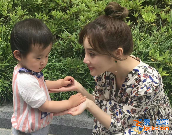 李小璐為什么會退出娛樂圈?近況曝光下顎線似刀切眼眶凹陷