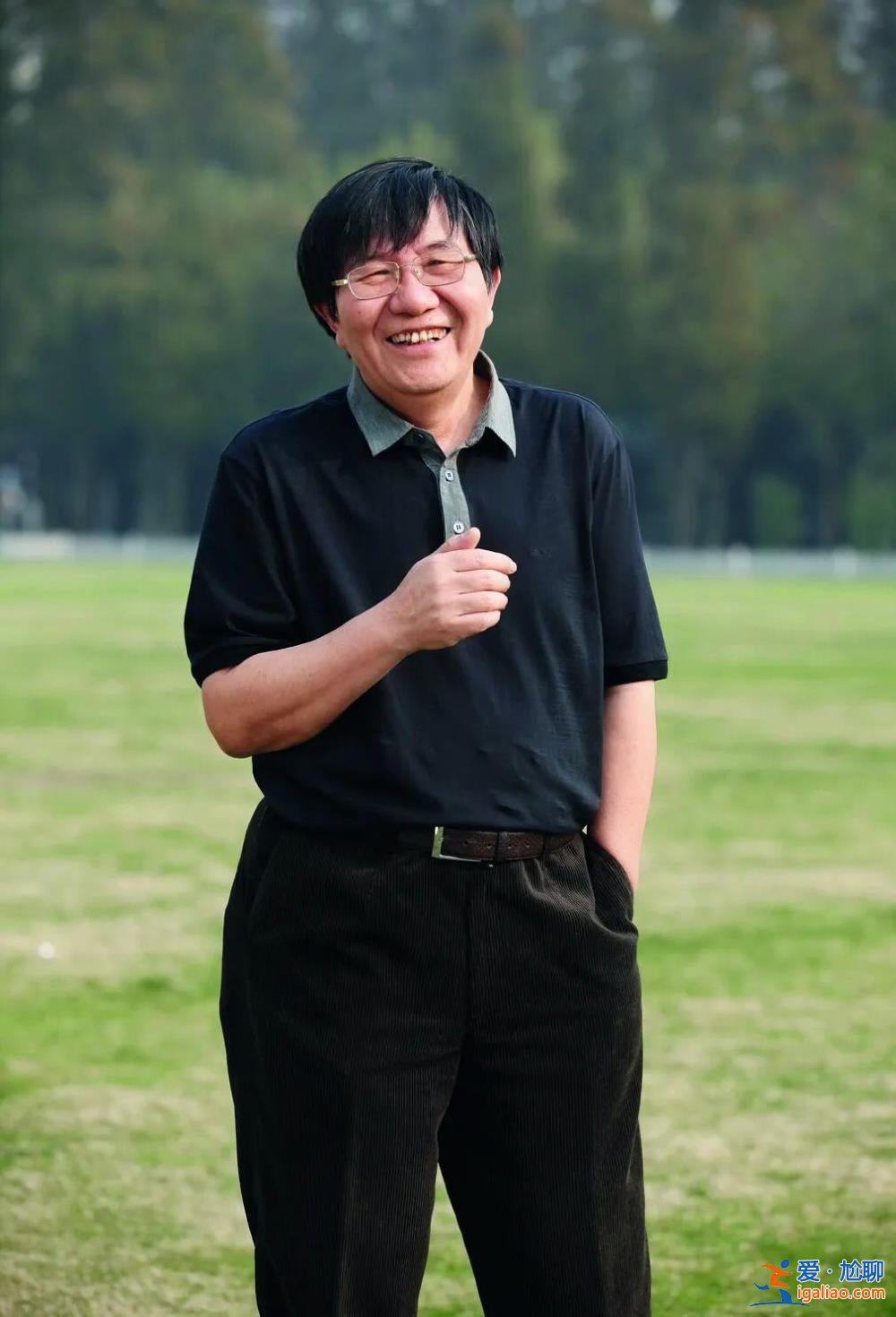 告誡女生“不要上文學的當” 72歲復旦教授又火了？