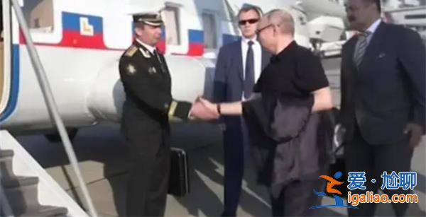 普京為拎“黑手提箱”軍官整理軍裝，這名軍官是何人[黑手提箱]？