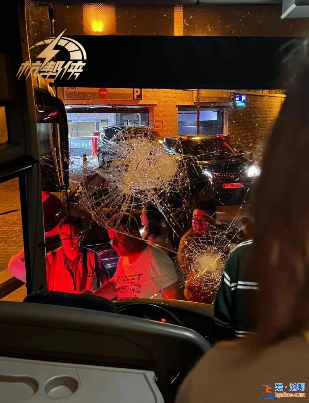 多名蒙面暴徒拿石頭砸車 中國游客被砸傷？