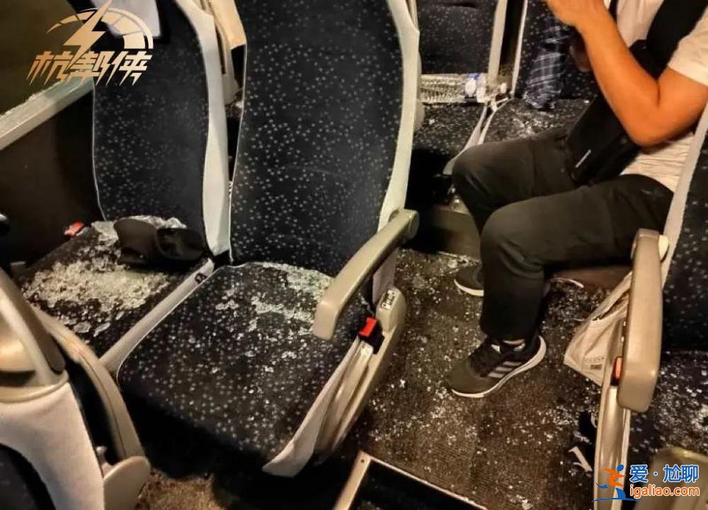 多名蒙面暴徒拿石頭砸車 中國游客被砸傷？