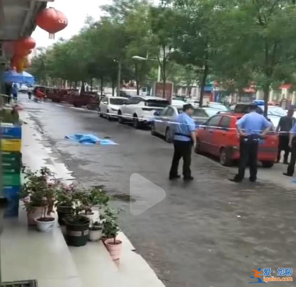 我抵住門把兇手堵在屋里？