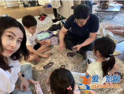 郭晶晶一家為霍啟剛慶生！坐地上玩牌曝豪宅內(nèi)景，滿地雜物顯凌亂