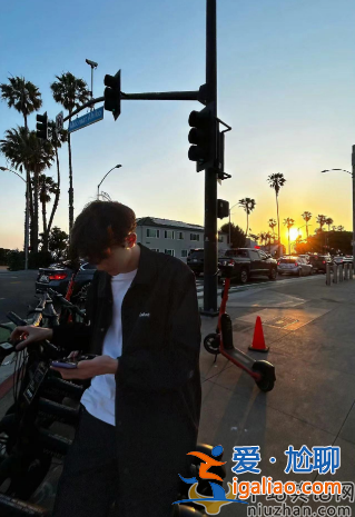 張智霖兒子罕見曝光！正臉精致立體似混血，身旁長腿女生吸睛