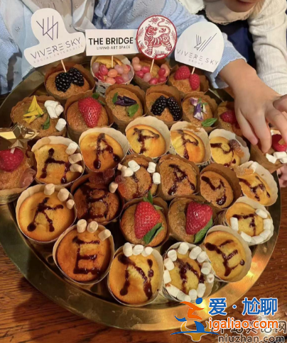 郭晶晶一家為霍啟剛慶生！坐地上玩牌曝豪宅內(nèi)景，滿地雜物顯凌亂
