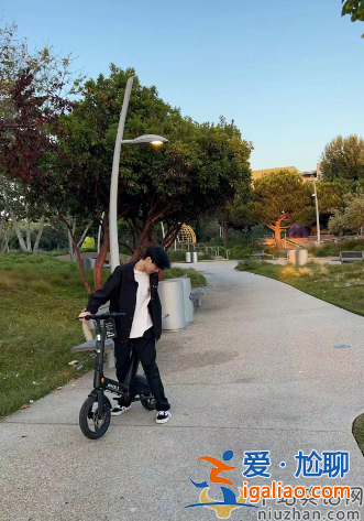 張智霖兒子罕見曝光！正臉精致立體似混血，身旁長腿女生吸睛