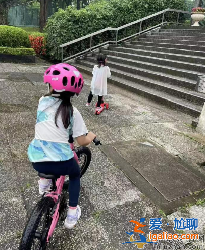 郭晶晶一家為霍啟剛慶生！坐地上玩牌曝豪宅內(nèi)景，滿地雜物顯凌亂