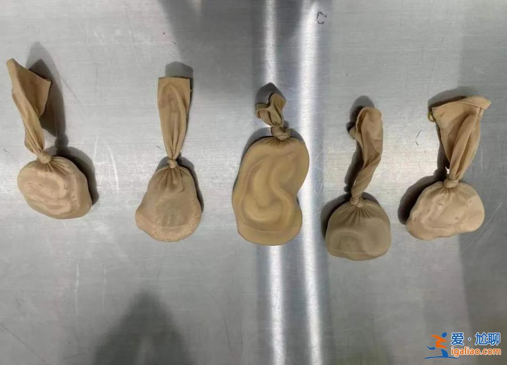 深圳一女子過海關(guān)時(shí)被查 其胸口搜出5條用絲襪包裹的活體蛇類？
