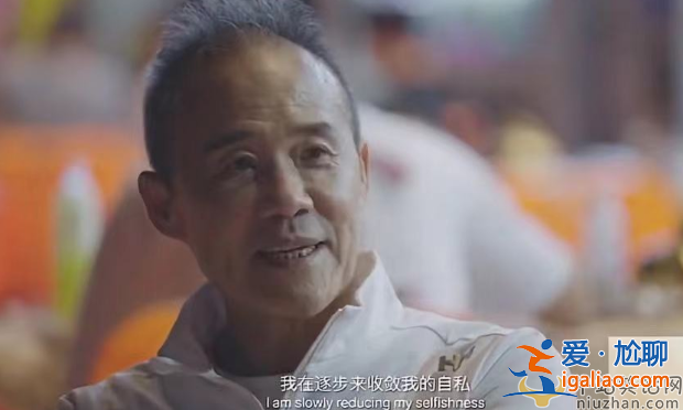 王石妻子田樸珺裹浴巾出鏡惹爭議!紅腫傷痕明顯，素顏變化模樣大