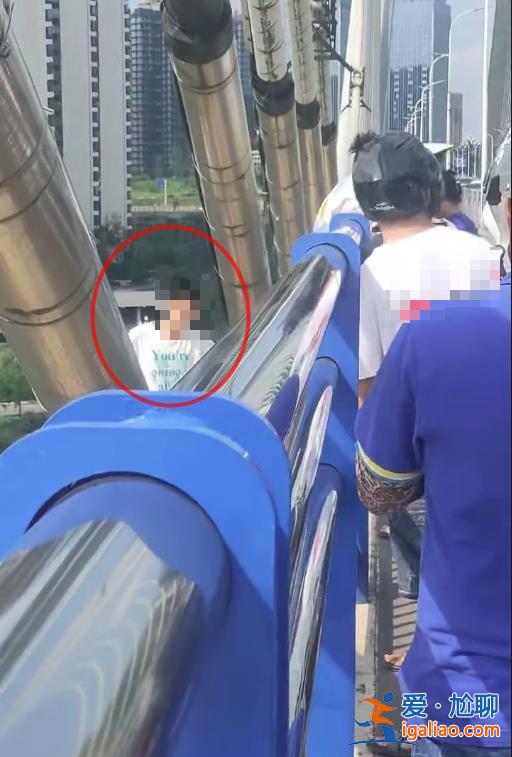 隔得遠 他聽不到？