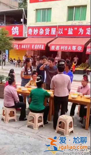 撒貝寧近況曝光!現(xiàn)身貴州街頭擺攤賣西瓜，村BA與美女熱舞