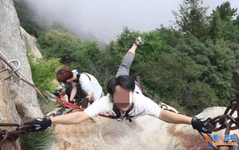 其與家人女友關系融洽 并無債務糾紛？