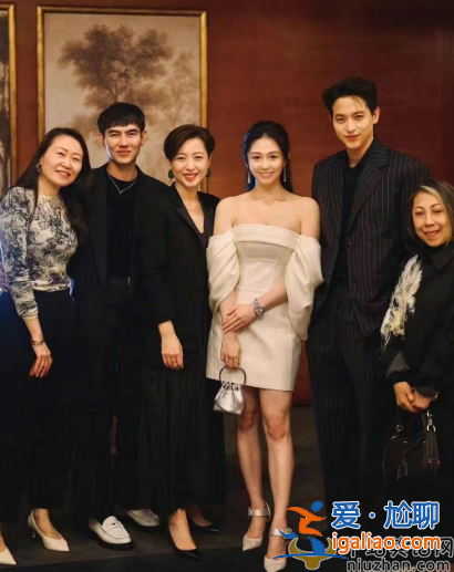 邱淑貞女兒罕見曝光!海邊秀白皙美腿，與皇室公主相擁顯親密