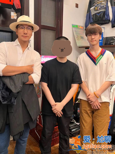 張亮一家三口罕見同框!天天染黃發撞臉李宇春